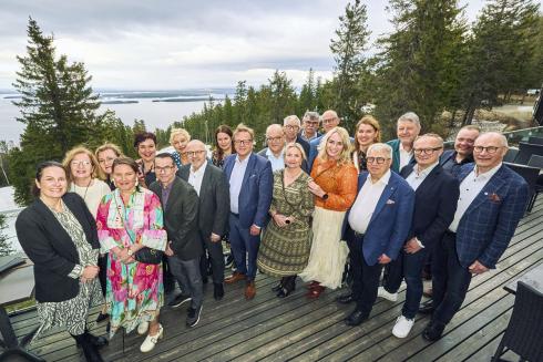 På gruppfotot syns ordförandena för de regionala regeringarna i välfärdsregionerna utanför.