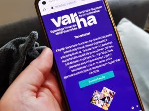Kännykkä, jossa näkyy Varhan asiointialustan kirjautumissivu.